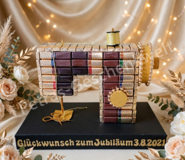 Merci Nähmaschine Jubiläum Glückwunsch zum Jubiläum 3.8.2021 mit 66 Merci Schokoladenriegeln 24x34cm schwarz gold Garnspule goldene Kette Schere - Jubiläumsgeschenk für Schneiderin Näherin Handarbeits Fan Unikat Petras Geschenkwelt Jandelsbrunn 94118